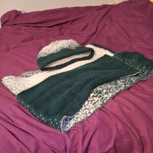 Green and white hat and scarf set